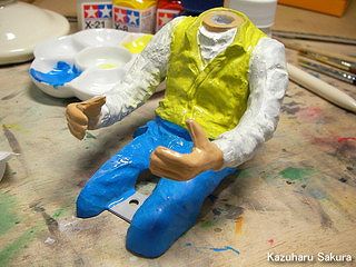 タミヤ ハイラックス・ハイリフト製作記 ～ ドライバー人形の服をエナメル塗料で塗る
